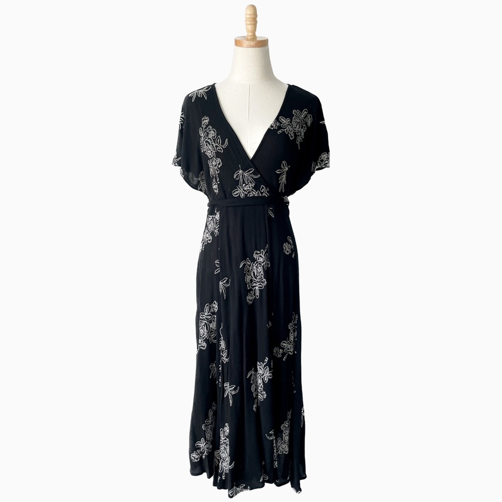 Mod Ref Flutter Sleeve Black Embroidered Floral P… - image 1